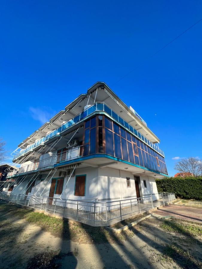 Kamberi & 2 Apartament Velipojë