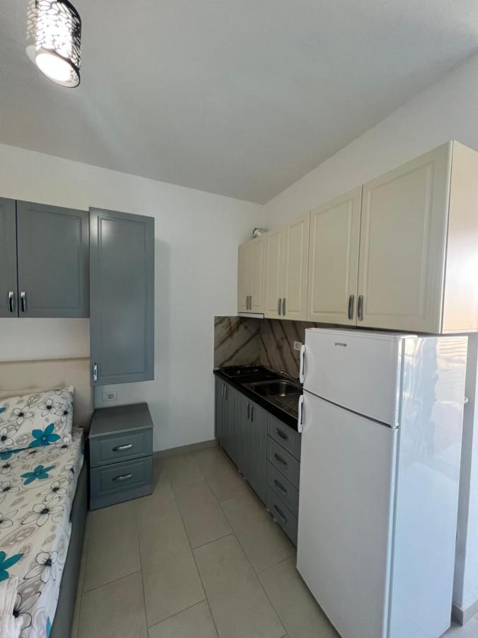 Kamberi & 2 * Velipojë